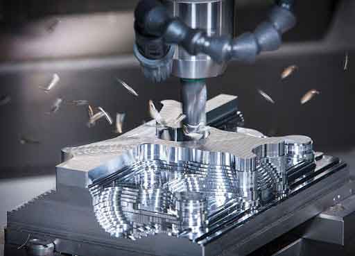 CNC frezede metal parçanın işlenmesi