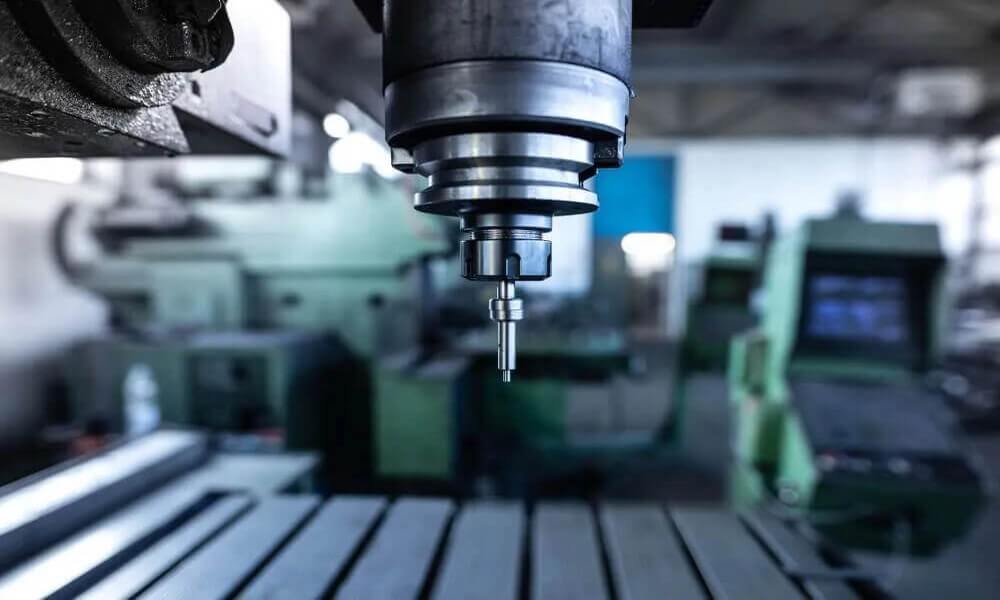 CNC tezgahında hassas işleme çalışması